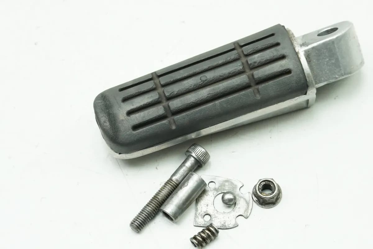 YAMAHA TDM 900 RN08 Fußraste hinten Sozius links original (für Fußrastenplatte)