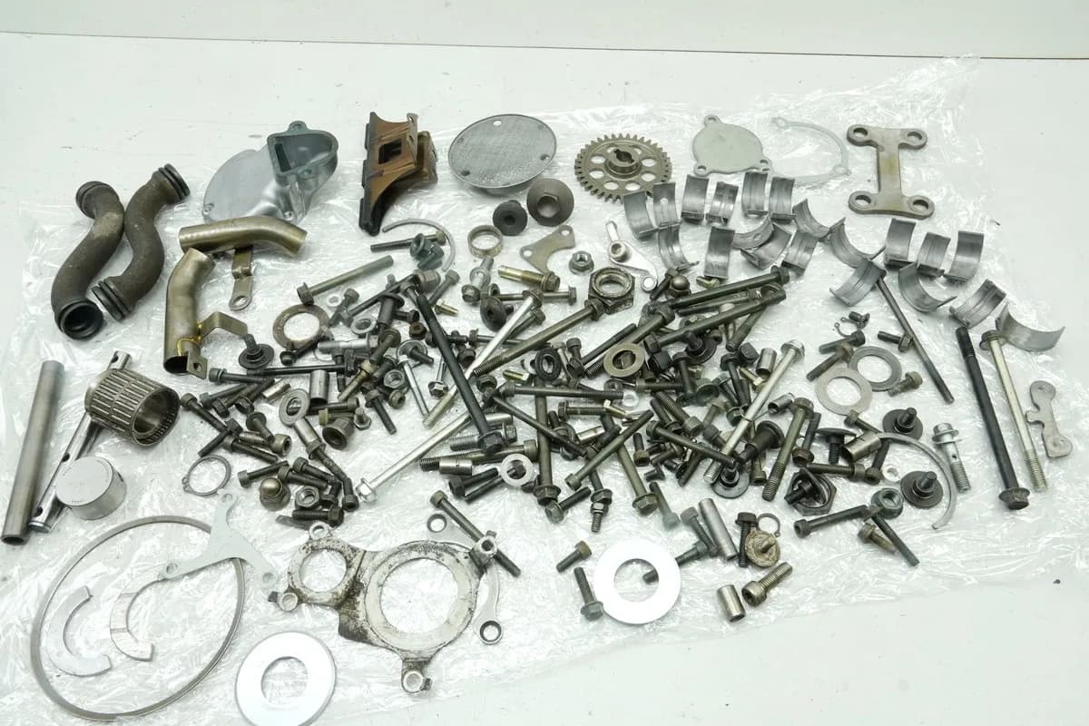 SUZUKI GSX 750 AE INAZUMA Schrauben Kleinteile Lager Muttern (für Motor Deckel)