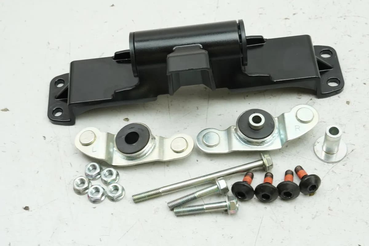 YAMAHA MTN 1000 MT-10 RN78 Halterung Tank Tankhalter Schraube Halteplatte Träger