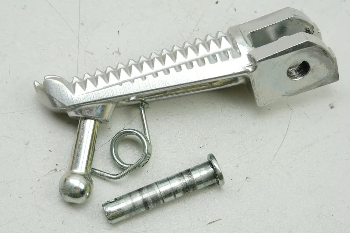 YAMAHA MTN 1000 MT-10 RN78 Fußraste Fahrer links vorn original 4550km