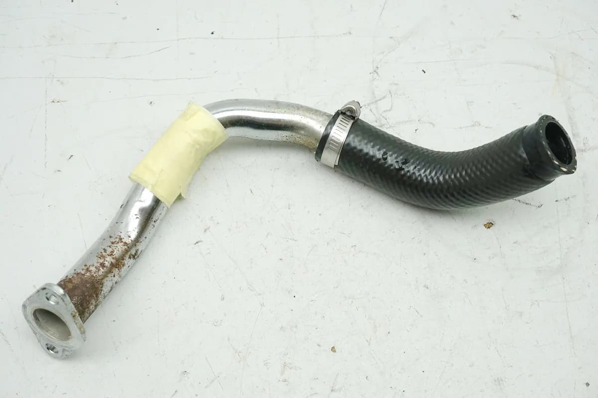 SUZUKI VS 750 VR51A INTRUDER Kühlerschlauch Rohr Zylinder hinten --> Wasserpumpe