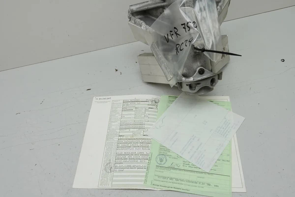 HONDA VFR 750 RC24 / 2 Rahmen & Brief Rahmenkopf Frame Dokumente Plakette