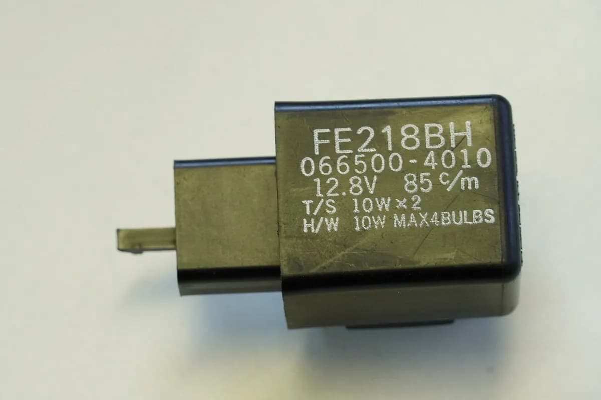 YAMAHA R6 RJ05/ RJ09 Blinkrelais original FE218BH Blinkgeber Blinkerrelais