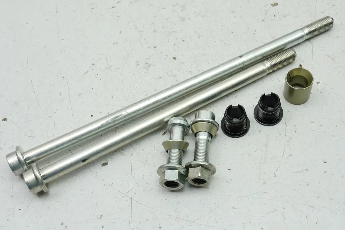 YAMAHA MTN 1000 MT10 RN78 Halterung Motor Achse Bolzen Schrauben Motorhalter