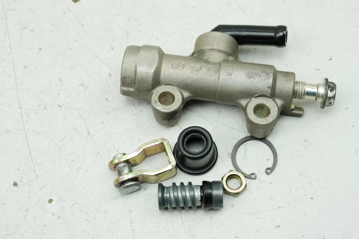 KAWASAKI ZZR 1100 D ZXT10D G Bremszylinder hinten Bremspumpe Fußbremszylinder