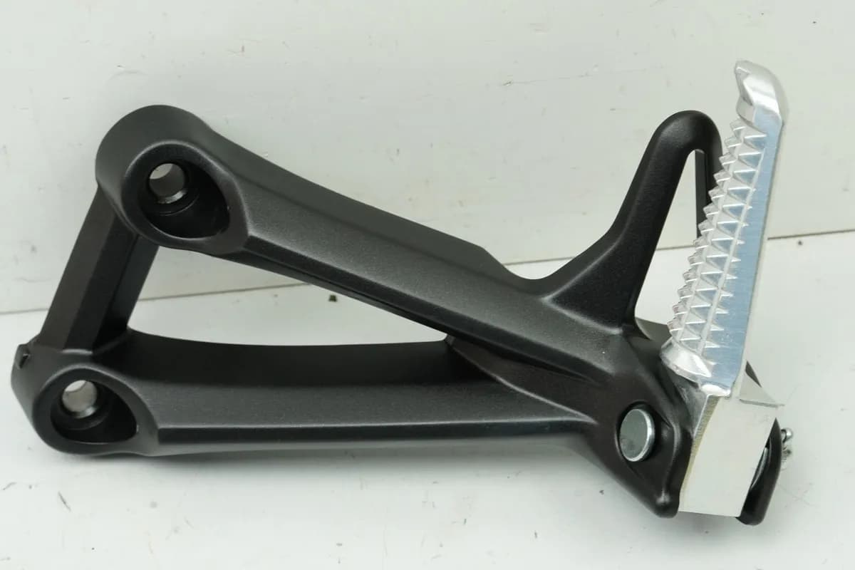 YAMAHA MTN 1000 MT-10 RN78 Fußrastenanlage Sozius links Halter Fußraste 4550 km