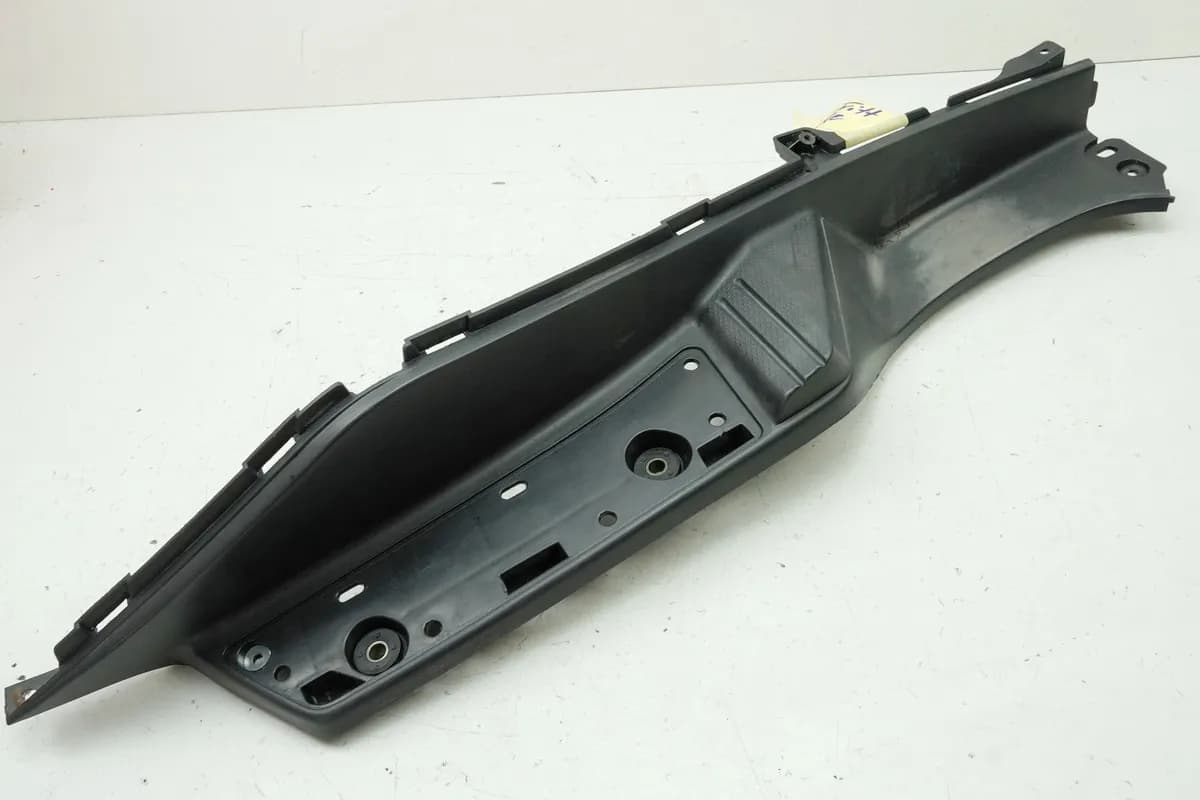 SUZUKI AN 400 WVAU BURGMAN Trittbrett rechts hinten Abdeckung Verkleidung K1 K2