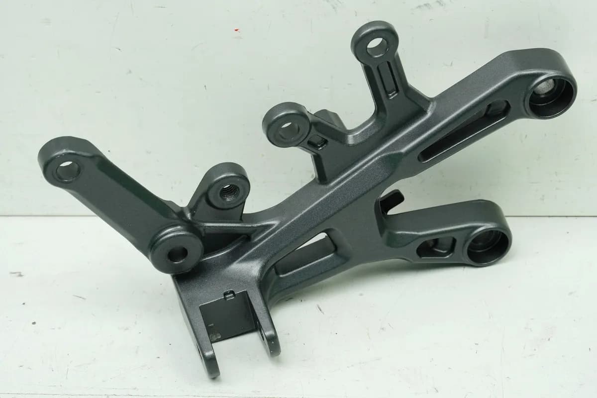 YAMAHA MTN 1000 MT-10 RN78 Fußrastenträger Fahrer rechts Halter Fußraste Platte