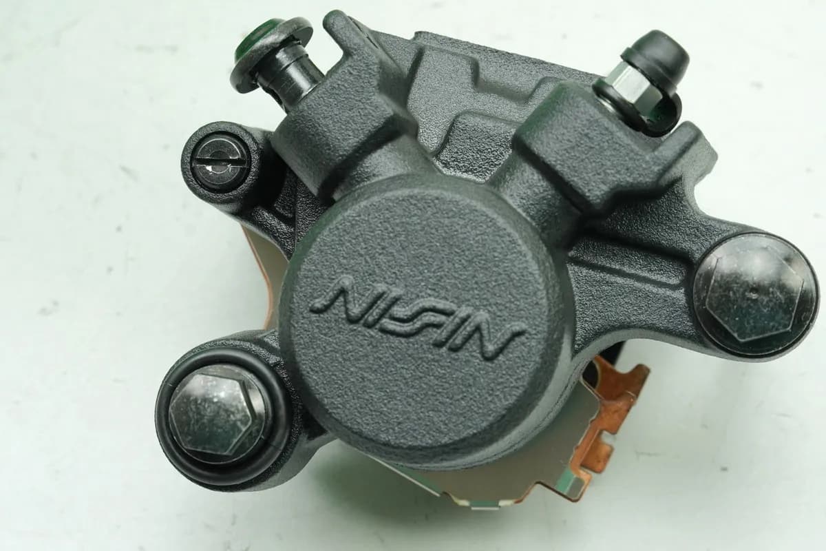 YAMAHA MTN 1000 MT-10 RN78 Bremssattel hinten Bremszange Bremskolben Bremsklötze