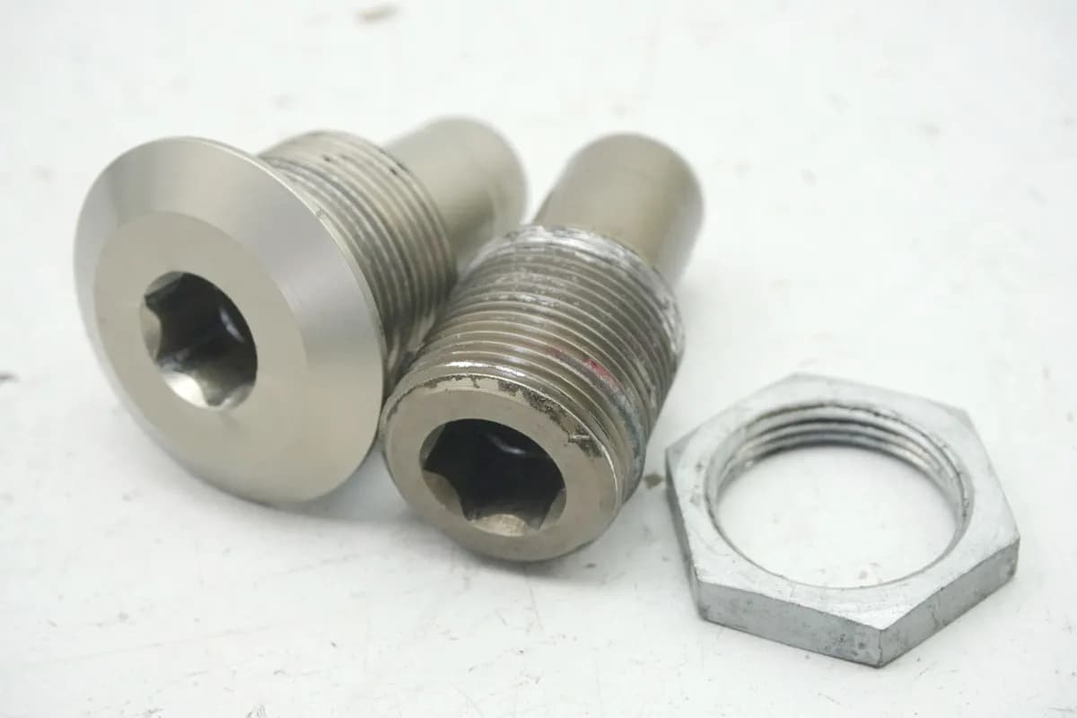 BMW R 850 R 259 SCHRAUBEN FIXIERUNG KARDAN SCHWINGE VORN BOLZEN