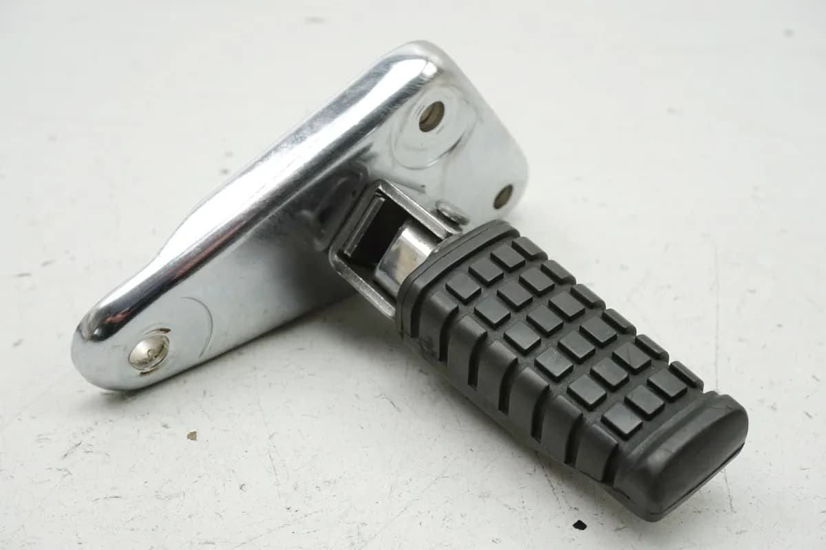 KAWASAKI EL 250 B ELIMINATOR Fußraste Sozius rechts Halter Fußrastenanlage