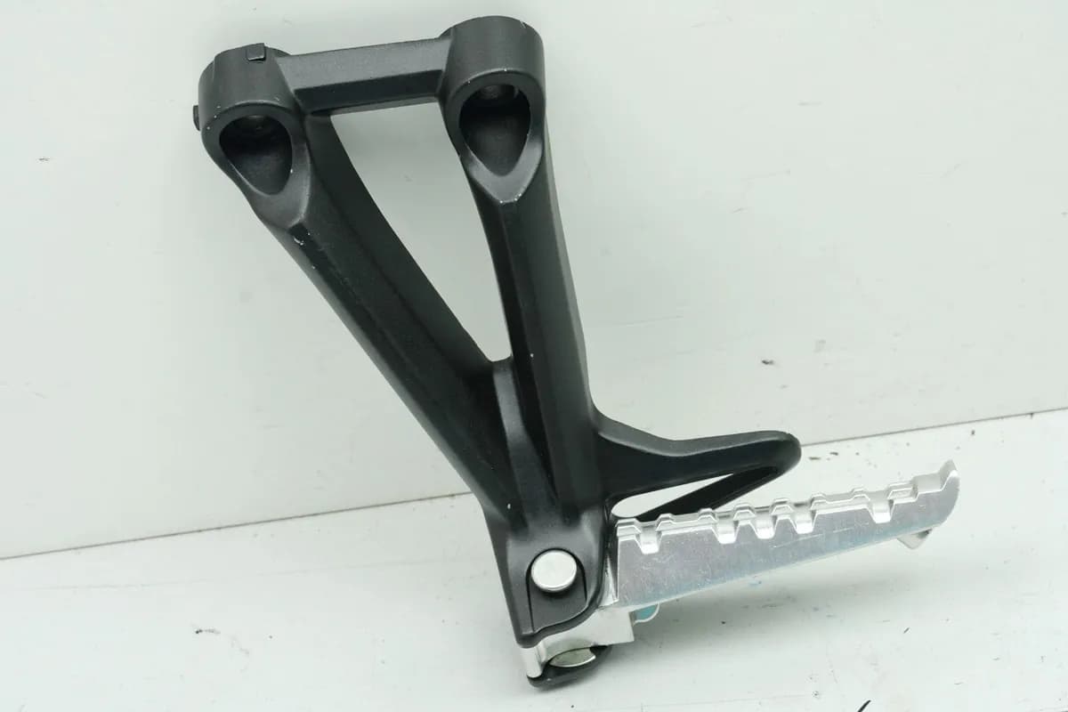 YAMAHA MT09 RN29 RN43 - Fußrastenanlage Sozius links Halter Fußraste Halteplatte