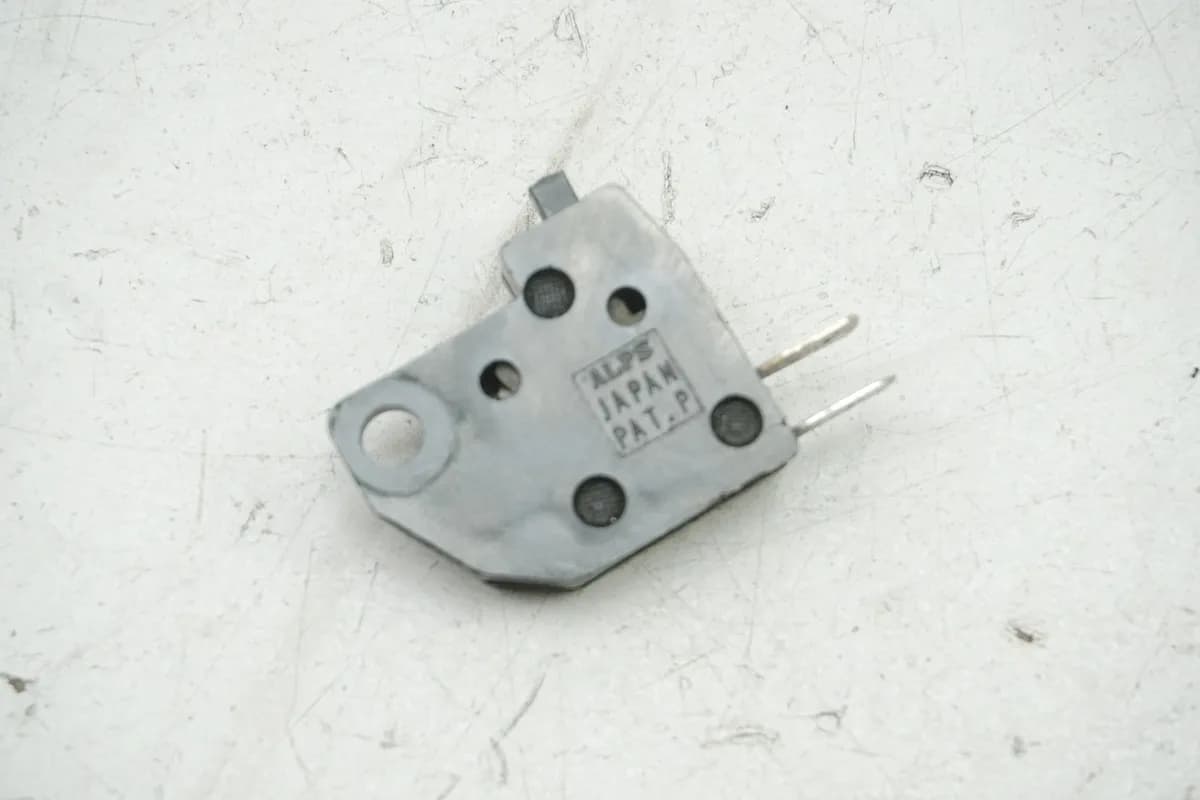 SUZUKI GSX 600 F GN72B Bremslichtschalter vorn für Hauptbremszylinder - 26444 km