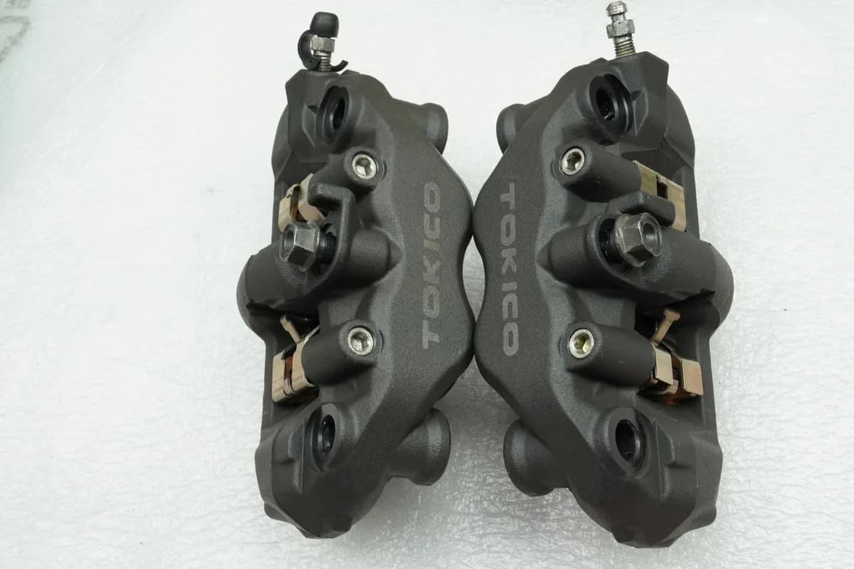 HONDA CBR 600 RR PC40 Bremssattel vorn links rechts Bremszange Bremskolben 07-08