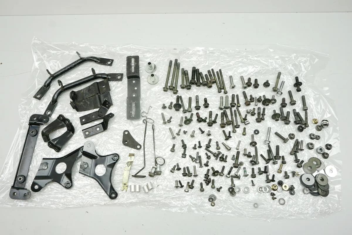 SUZUKI GSX 600 F GN72B Schrauben Kleinteile Halter - 26444 km