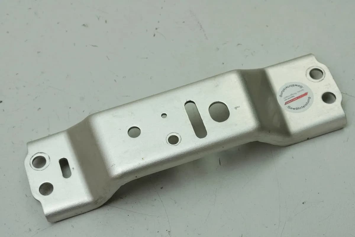 HONDA CBR 600 RR PC37 Halterung Platte mittleres Kreuz Soziussitz auf Heckrahmen