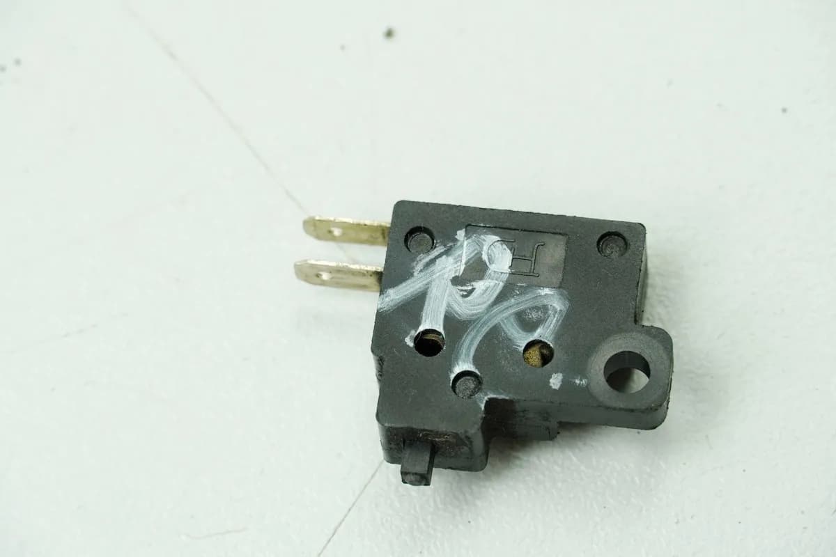 KYMCO DOWNTOWN 300 i ABS RFBV200 Bremslichtschalter rechts am Hauptbremszylinder