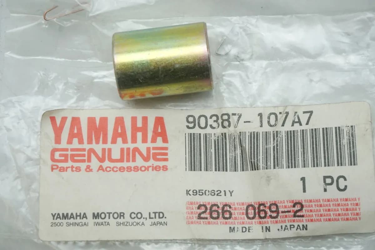 Yamaha Hülse Distanz Halter Abstandshalter Fußraste original 90387-107A7 - NEU
