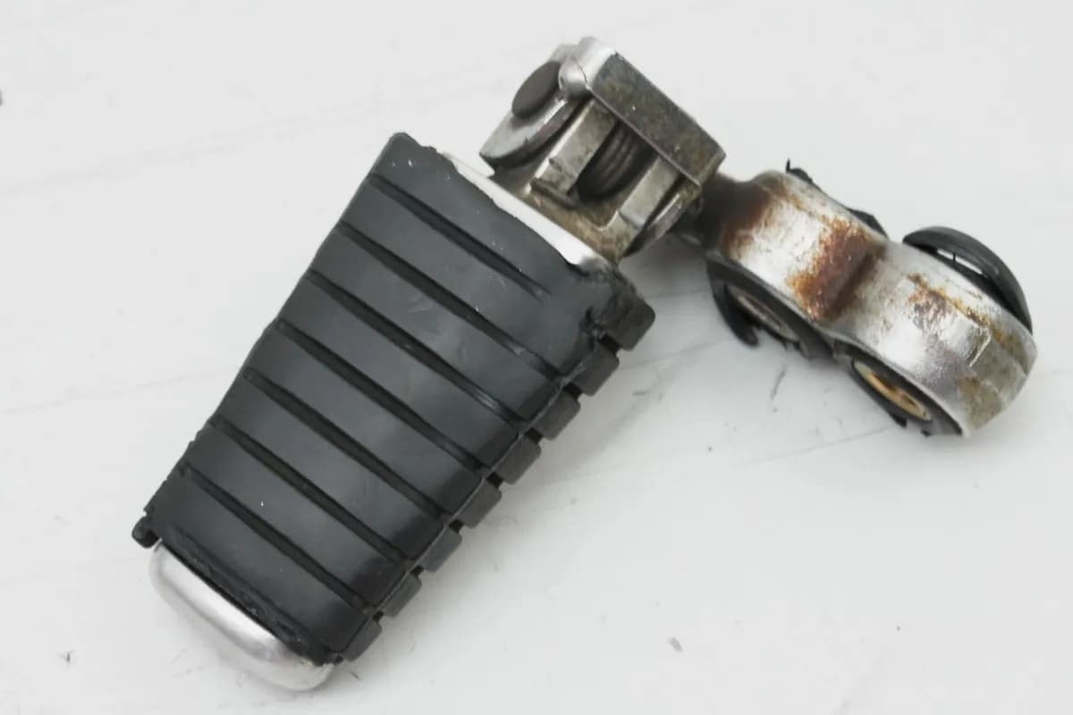 YAMAHA XV 535 VIRAGO 2YL Fußraste Fahrer links Halter Fußrastenträger