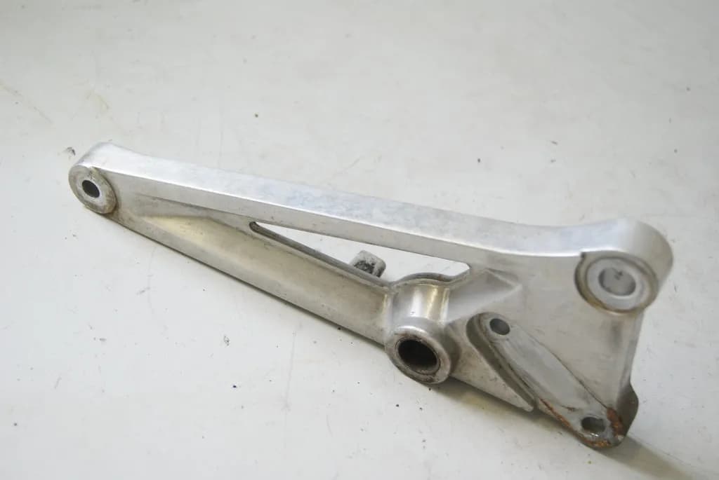 HONDA CB 250 TWO FIFTY MC26 GRUNDPLATTE FUßRASTENTRÄGER FAHRER RECHTS HALTER