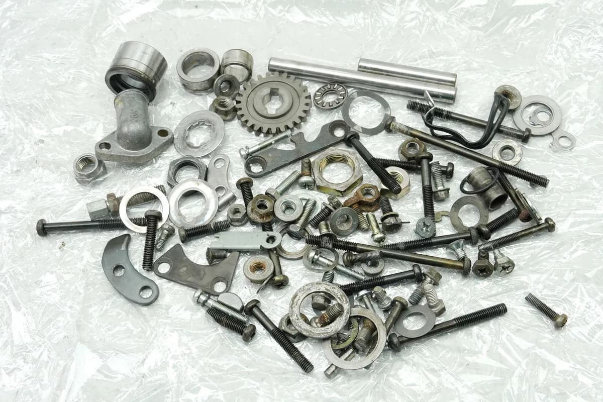 SUZUKI RG 125 NF12B GAMMA Schrauben Kleinteile Muttern (für Motor Motordeckel)