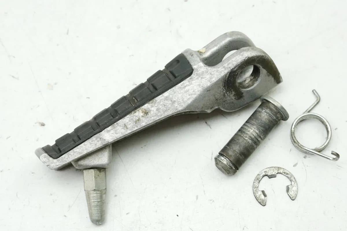 KAWASAKI ZX-7R ZX750P Fußraste Fahrer links vorn (für Fußrastenplatte) 96-03