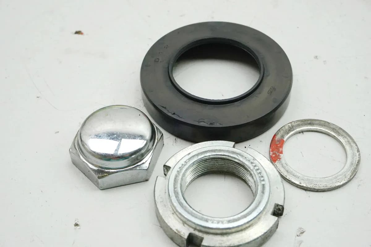 SUZUKI GSX 600 F AJ MUTTER SICHERUNG LENKKOPF GABELBRÜCKE