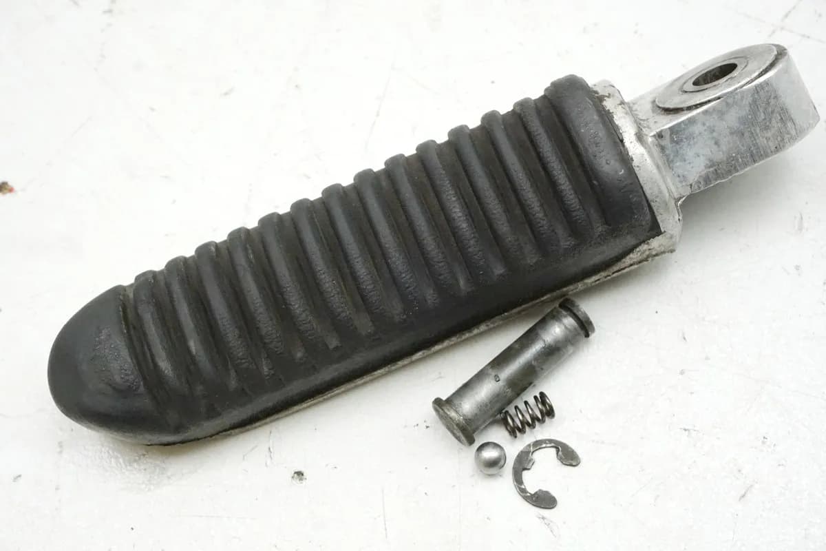 SUZUKI GSX 600 F AJ Fußraste Sozius links Footrest 98-02