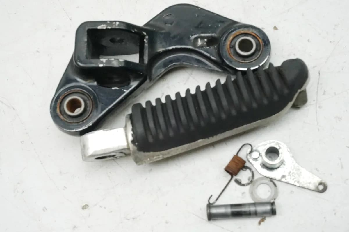 SUZUKI GSX 600 F AJ Fußraste Fahrer rechts Halter Fußrastenplatte 98-02