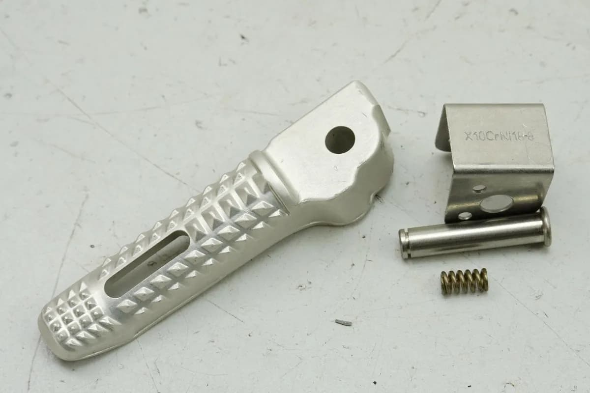 BMW S 1000 R K47 S 1000 RR K67 HP4 R nine T Fußraste Sozius links original