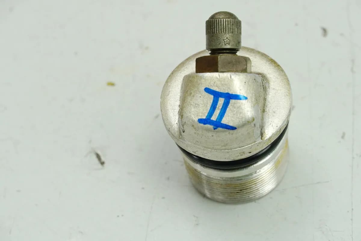 KAWASAKI Z 750 E KZ750E Gabel Verschluß II Schraube Einsteller Stopfen Standrohr