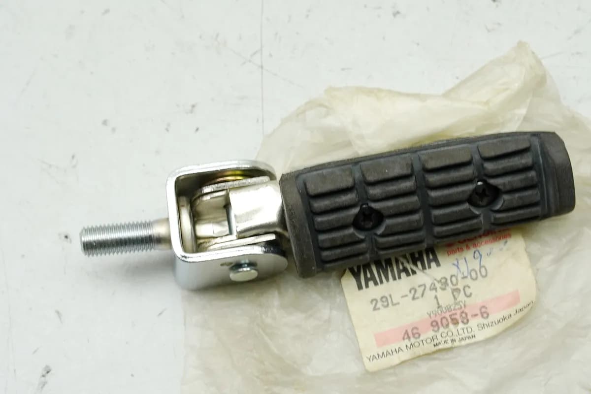 YAMAHA FJ1200 XJ900 RD350LC original Fußraste Sozius links hinten Footrest - NEU