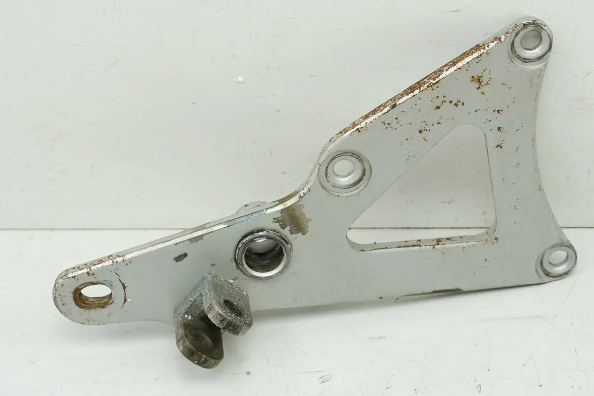 SUZUKI RG 125 NF12B GAMMA Fußrastenträger Fahrer rechts Halter Fußraste Platte