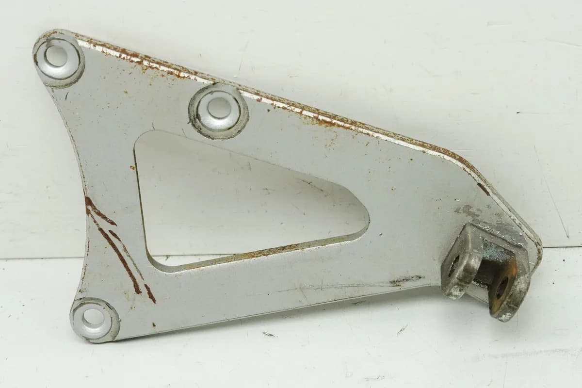 SUZUKI RG 125 NF12B GAMMA Fußrastenträger Fahrer links Halter Fußraste Platte