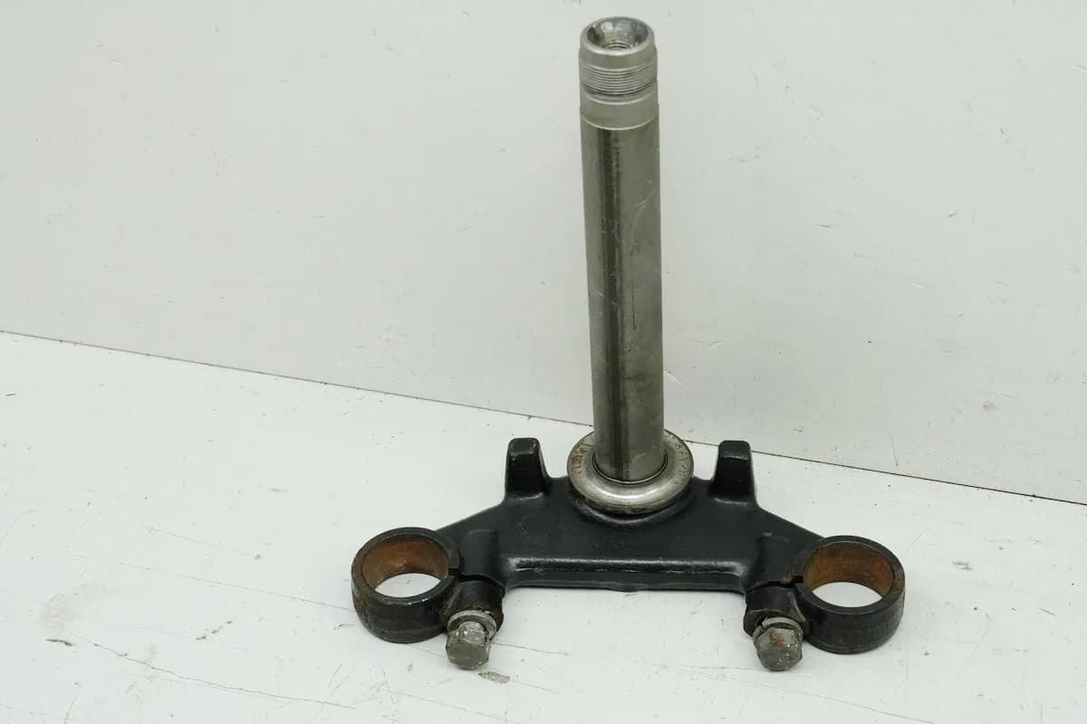SUZUKI RG 125 NF12B GAMMA Gabelbrücke unten (für Gabelholm Standrohr Gabel)