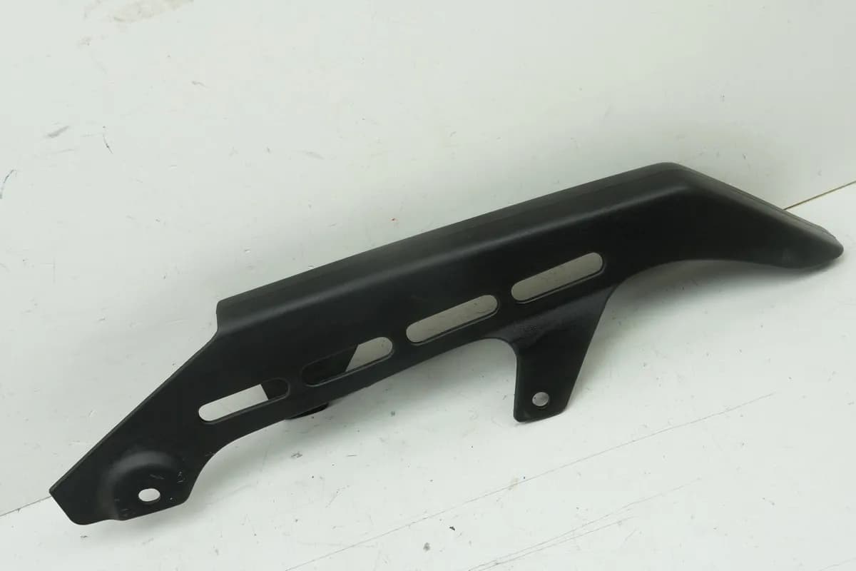 SUZUKI RG 125 NF12B GAMMA Kettenschutz original Kettenkasten Abdeckung Schwinge
