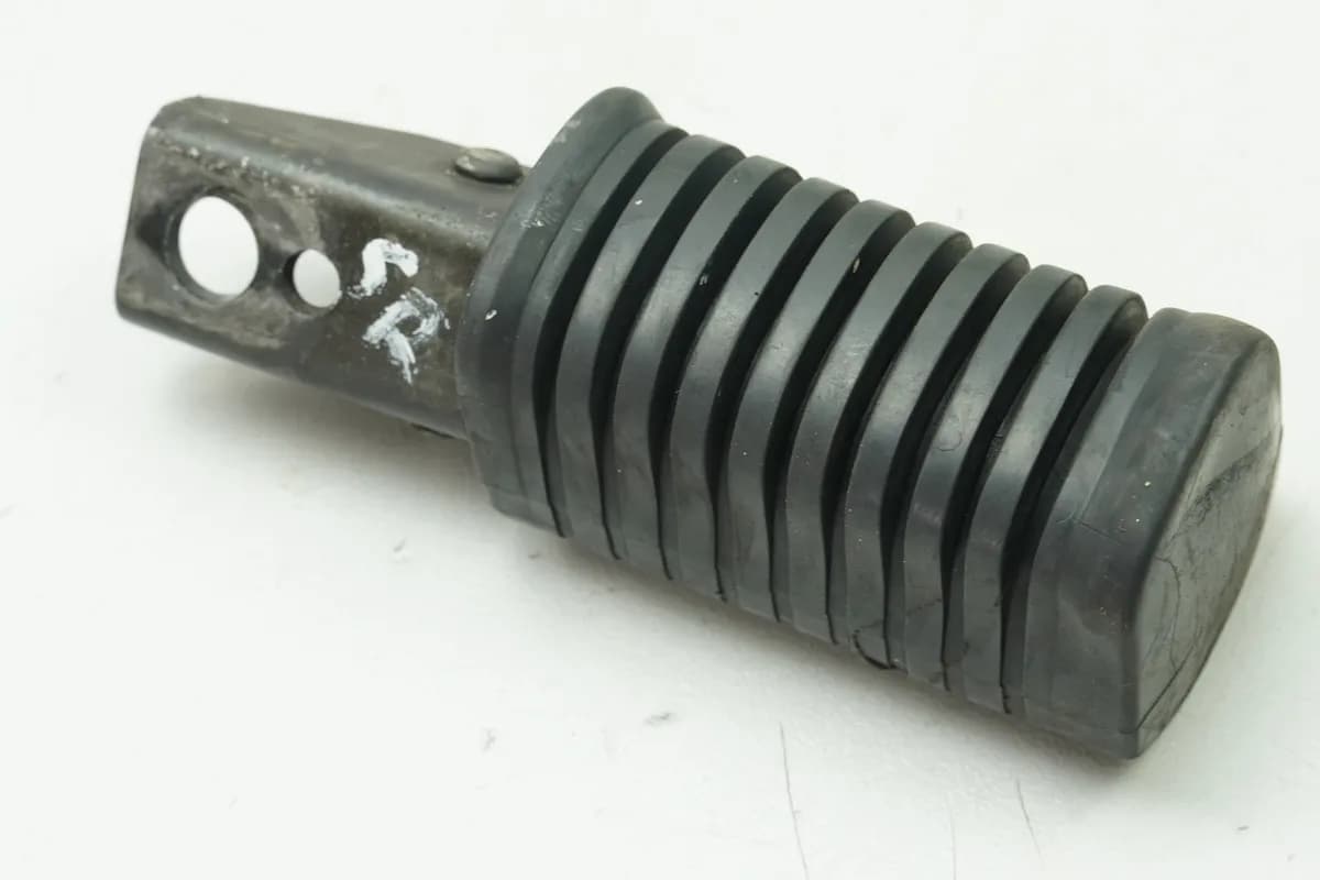 KAWASAKI Z 750 E KZ750E Fußraste Sozius rechts hinten Fußrastengummi Halter