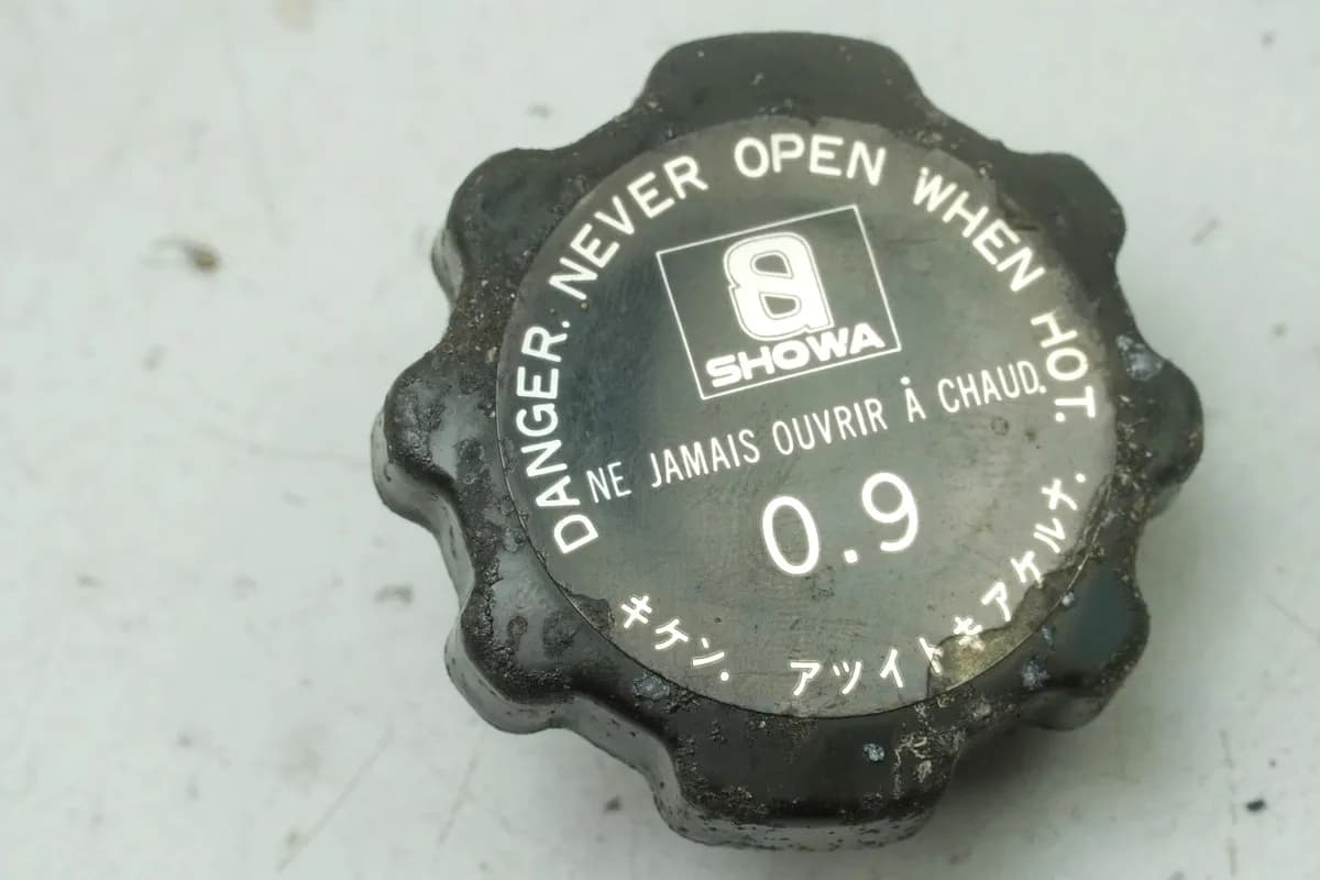 SUZUKI RG 125 NF12B GAMMA Kühlerdeckel Wasserkühler Deckel Verschluß Kühler