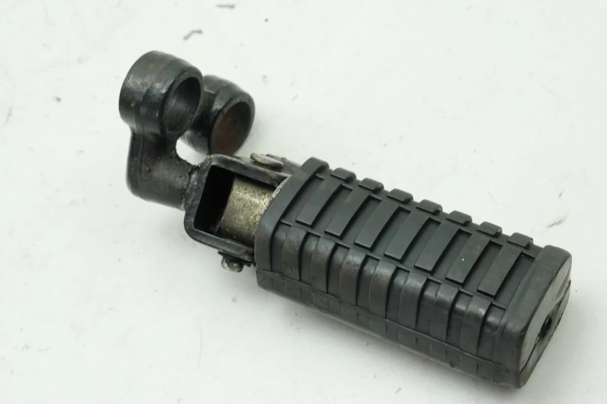 KAWASAKI Z 750 E KZ750E Fußraste Fahrer rechts vorn Fußrastengummi Halter Platte