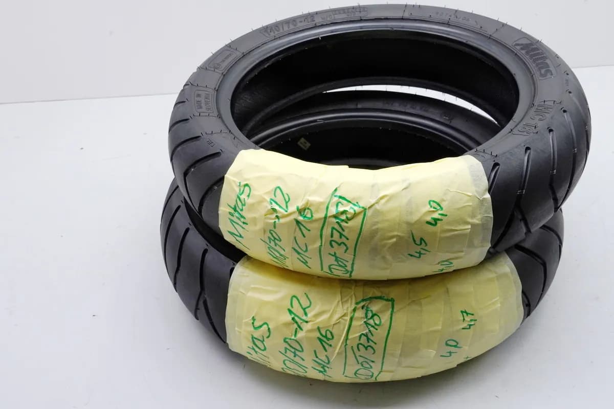 VESPA Primavera 50 4T 3V i-Get Mitas Reifen Reifensatz MC16 120/70-12 + 110/70-12