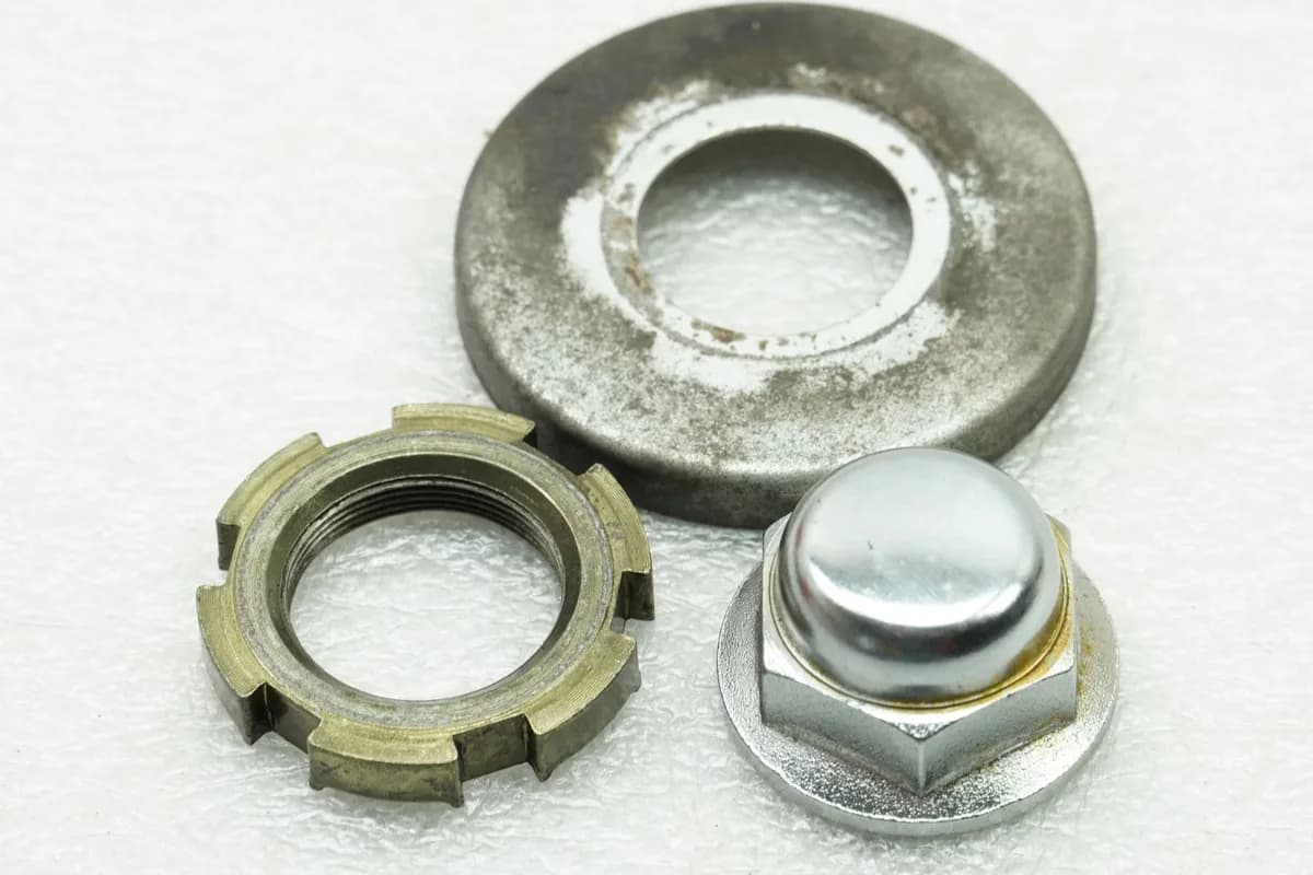 YAMAHA DT 125 R 4BL Mutter Sicherung Lenkkopf Gabelbrücke Schraube für Gabel