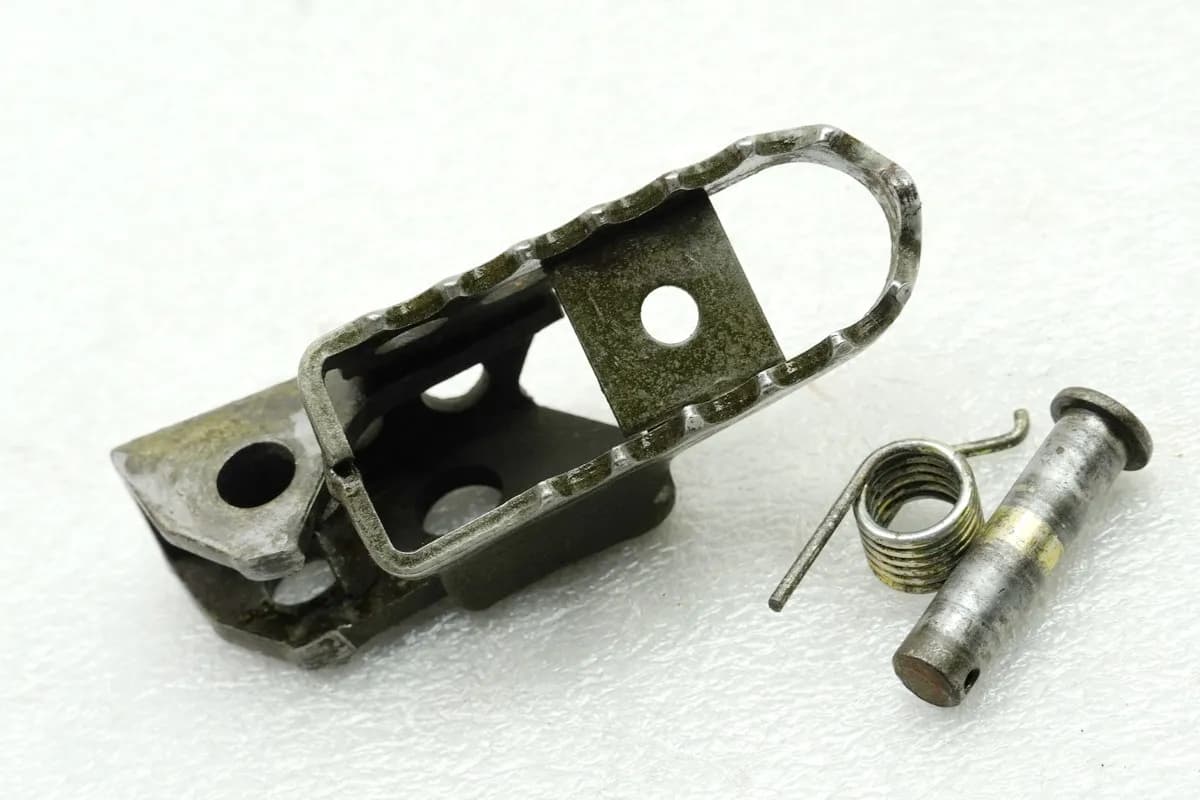 YAMAHA DT 125 R 4BL Fußraste Fahrer rechts Footrest original