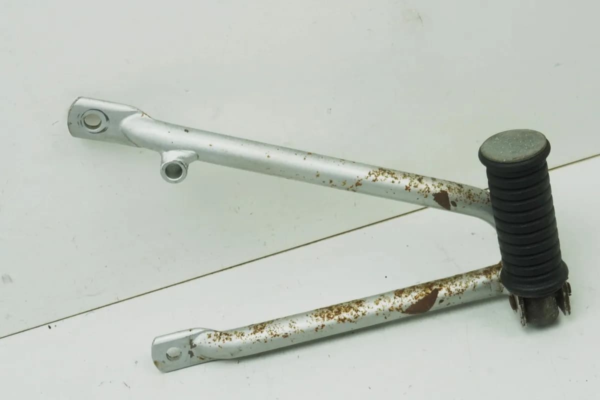 SUZUKI RG 125 NF12B GAMMA Fußraste Sozius links Halter Fußrastenanlage