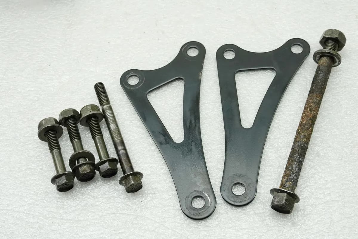 YAMAHA DT 125 R 4BL Halterung Motor Schraube Muttern Halteplatte Motorhalter