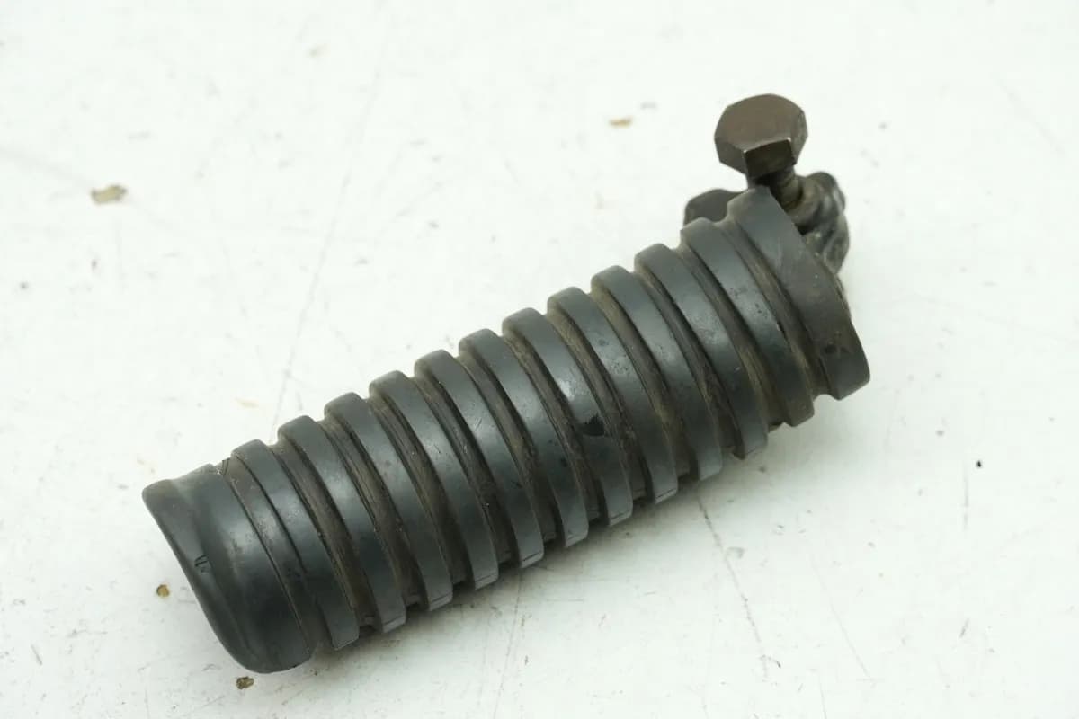 YAMAHA DS7 250 Fußraste Fahrer links Trittgummi