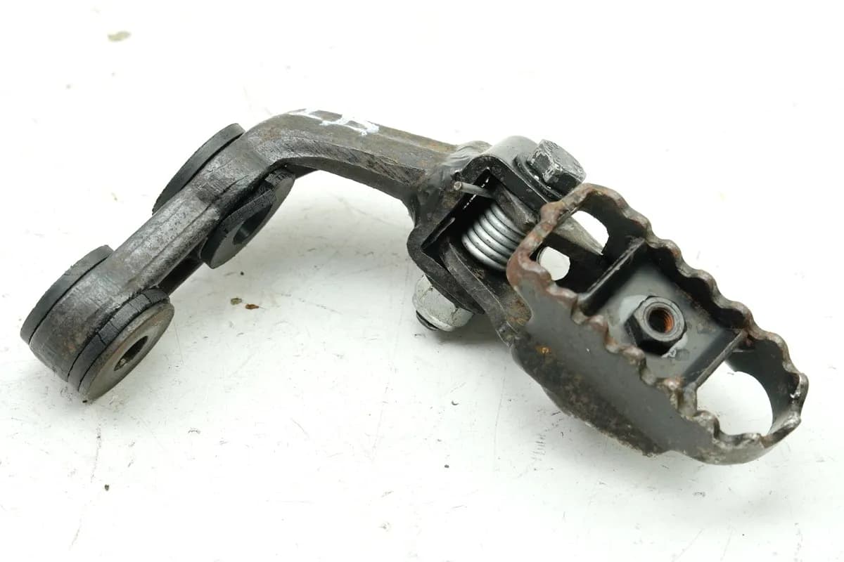 Aprilia Pegaso 650 GA (MX) Fußraste Fahrer rechts Halter Fußrastenplatte Träger