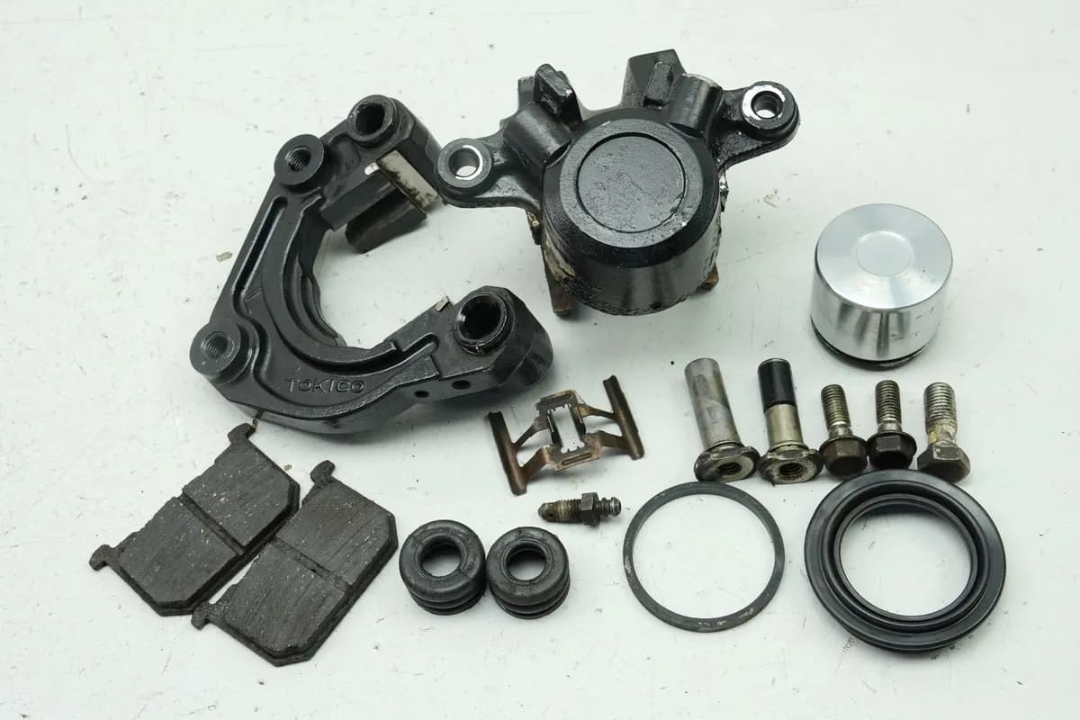 KAWASAKI Z 750 E KZ750E Bremssattel links Bremskolben Bremszange Ankerplatte