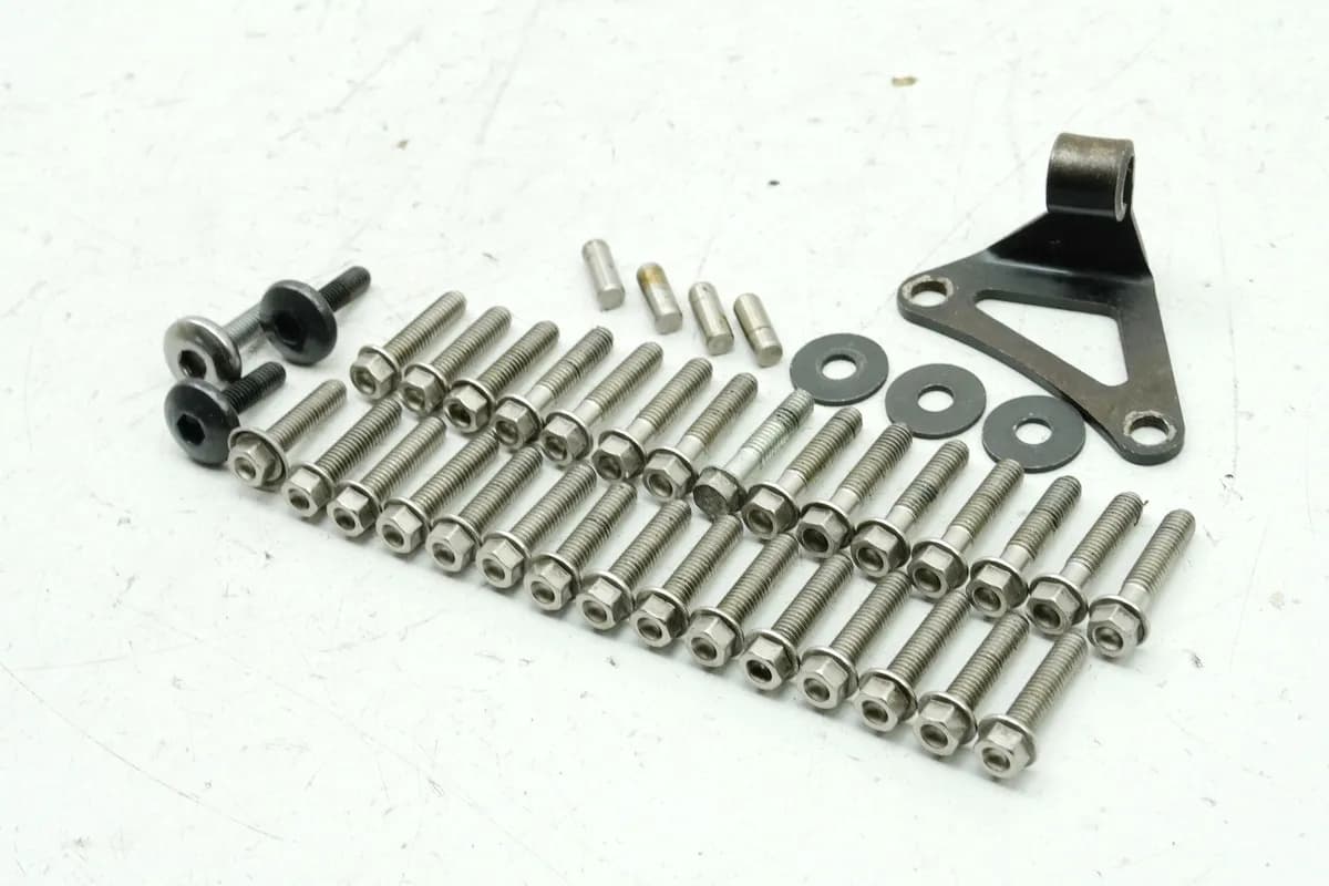 TRIUMPH SPEED TRIPLE 955 i 595 N Schrauben für Motordeckel re. Kupplungsdeckel