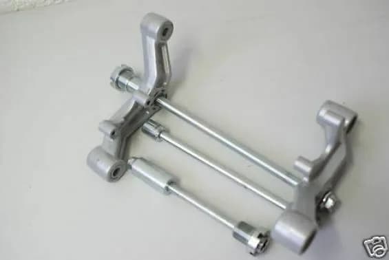 HYOSUNG GT 650 R HALTERUNG ACHSE MOTOR 04-07