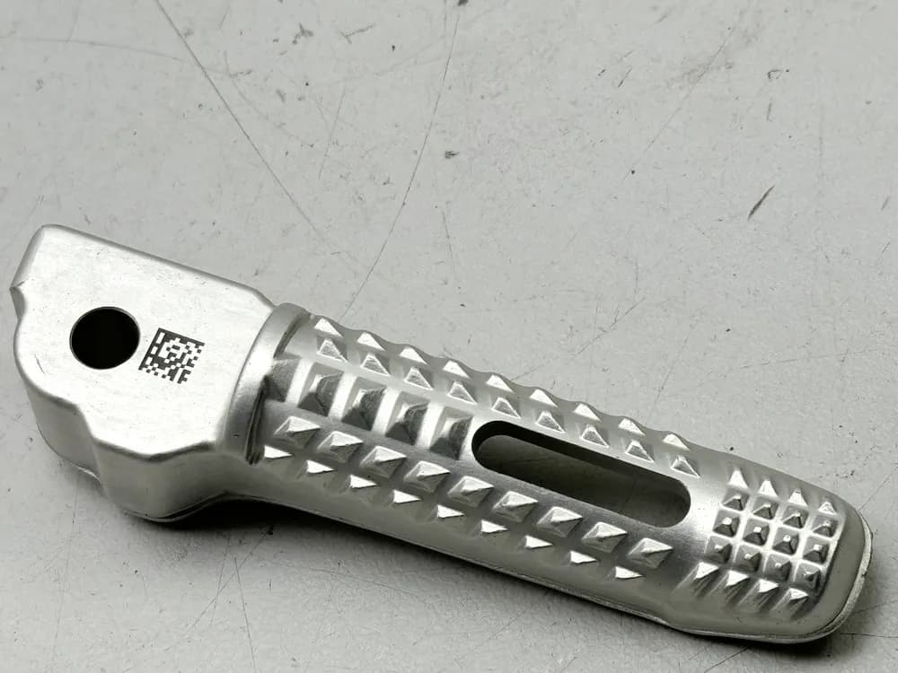 BMW S 1000 R K47 S 1000 RR K67 R nine T HP4  Fußraste Sozius rechts original